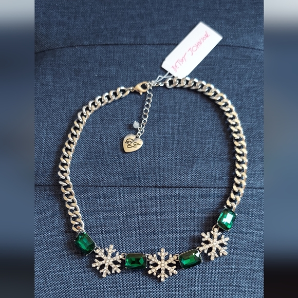 Betsey Johnson Jewelry - BETSEY JOHNSON Emerald Green Stone Snowflake Necklace ❄️